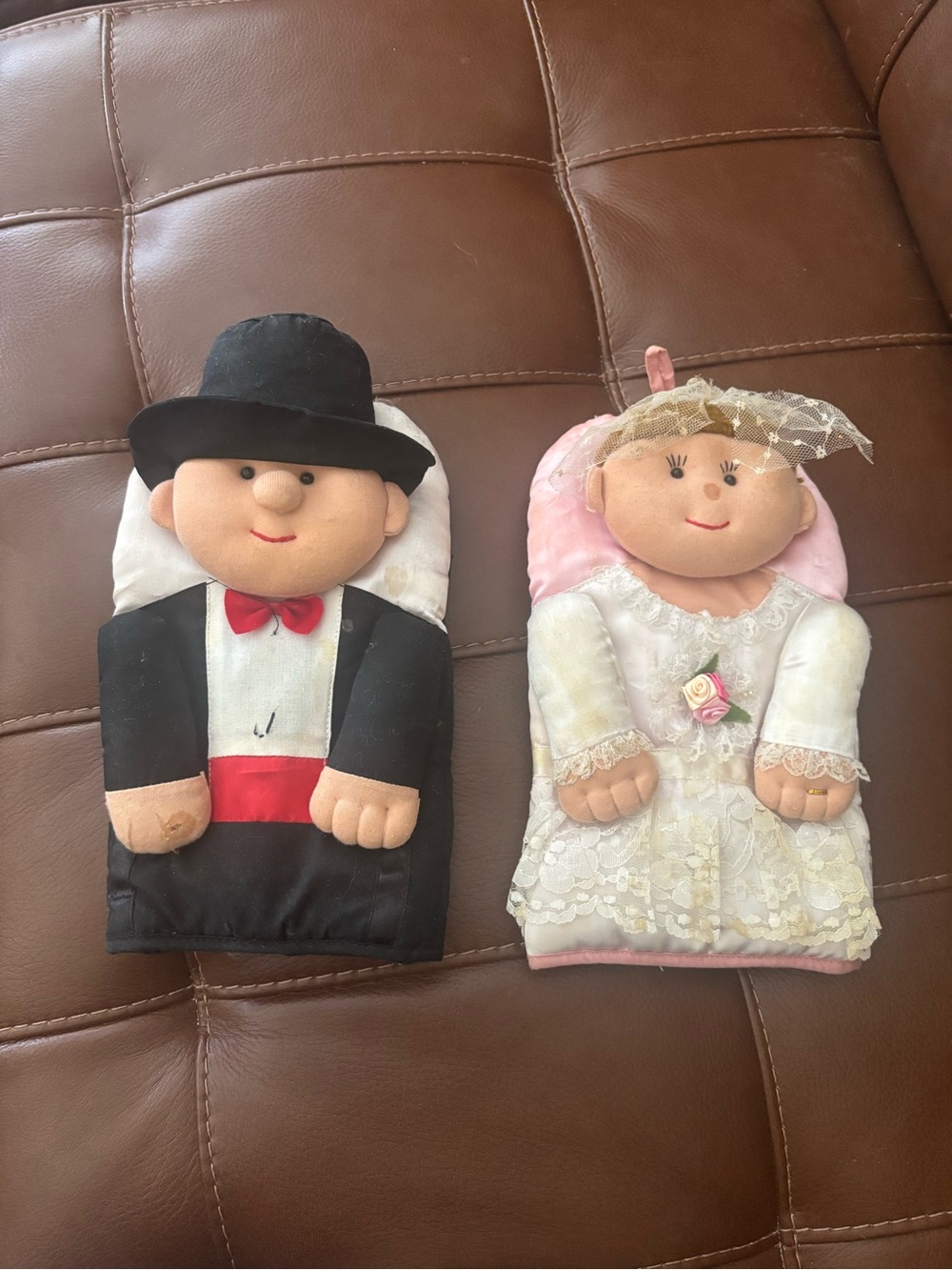 vintage 1994 Winfield Trading Co. bride and groom novelty oven mitts.